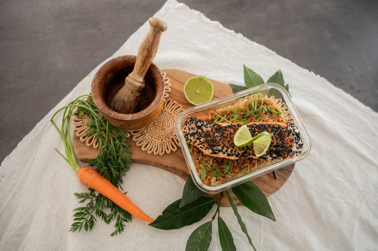 Saumon en croûte de sésame et wasabi, riz aux légumes